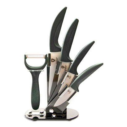 4 nože s keramickým povrchom Royality Line Switzerland so škrabkou s praktickým stojanom v elegantnom dizajne - farba čierna: 1x nôž šéfkuchára s 15,2 cm čepeľou, 1x nôž MULTI s 12,7 cm čepeľou, 1x nôž na zeleninu s 10 cm čepeľou, 1x nôž na ovocie so 7,6 cm čepeľou, 1x škrabka