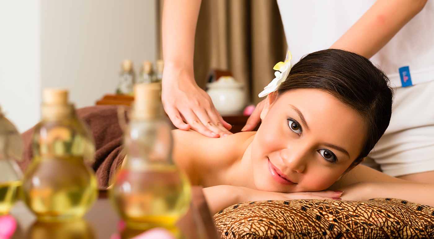 Doprajte si masáž chrbta a nôh, Abhyanga - ajurvédsku celotelovú olejovú masáž alebo Abhyanga a indickú masáž hlavy a tváre Champi