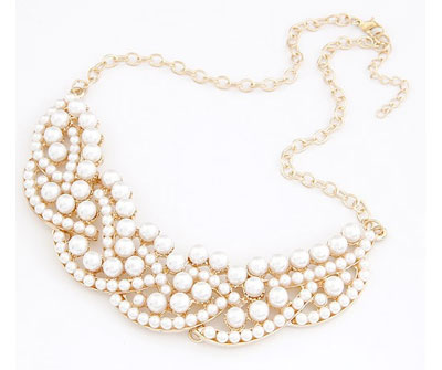 Zlatý náhrdelník vykladaný perlami