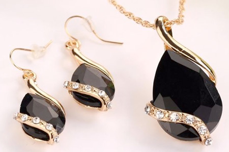 2-dielny set šperkov Tia (prívesok, retiazka, náušnice) - farba: čierna