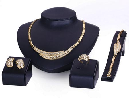 4-dielny set šperkov Corinthia (náhrdelník, náramok, náušnice, prsteň)