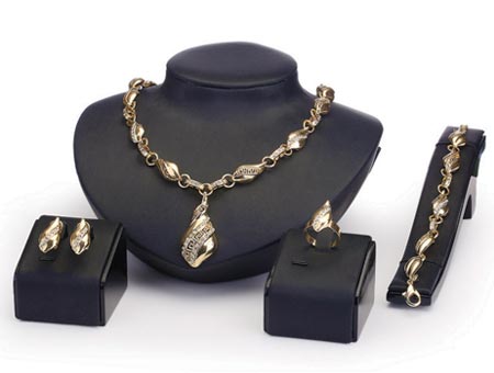 4-dielny set šperkov Kalish (náhrdelník, náramok, náušnice, prsteň)