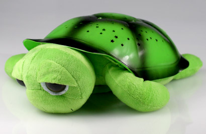 Hrajúca svietiaca korytnačka s otvorenými očkami - zelená