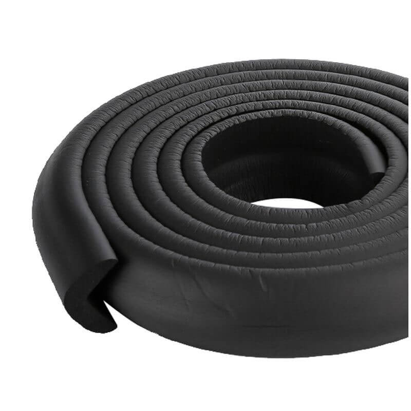 Penová ochrana rohov a hrán nábytku 2m x 3cm (tvar L) - farba čierna