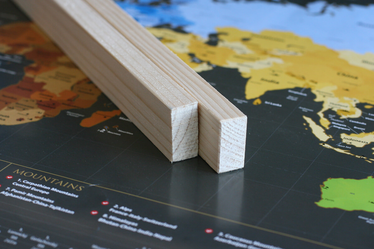 Lišty na zavesenie mapy s háčikom - prírodné drevo bez profilu (dĺžka 85 cm, výška 3 cm a šírka 1,5 cm)