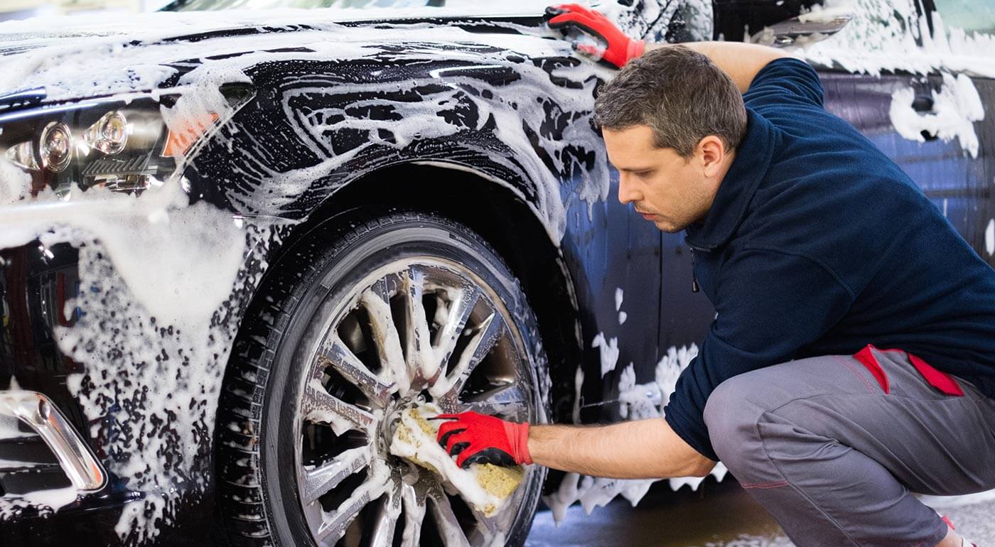 Ručné umytie interiéru alebo exteriéru vášho auta v bratislavskom servise Autoteam Piraňa