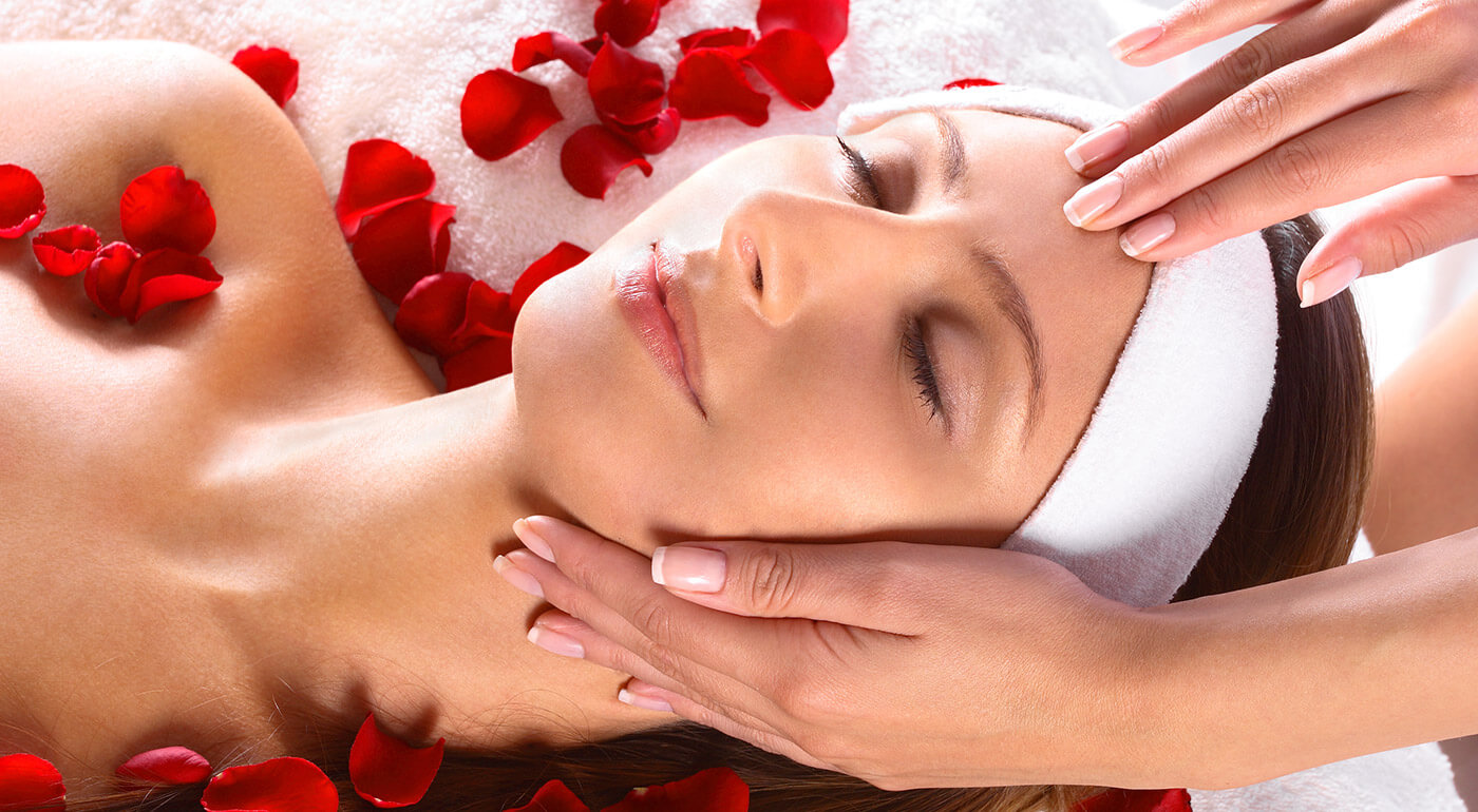 Relaxačná masáž tváre, krku a dekoltu spojená s kozmetickým ošetrením Ružový sen - špeciálna procedúra výhradne pre dámy