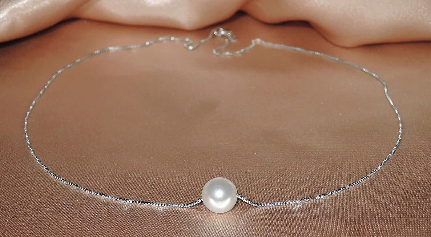 Exkluzívny náhrdelník - biela perla na striebornej retiazke v darčekovej krabičke