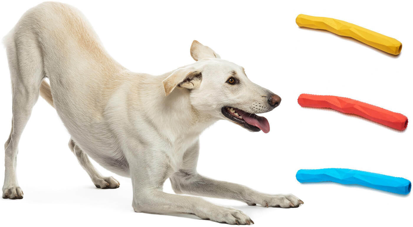 Hračky pre psy inšpirované prírodou - Ruffwear Gnawt-a-Stick a Ruffwear Gnawt-a-Cone z prírodnej gumy s vnútornou komorou na odmeny