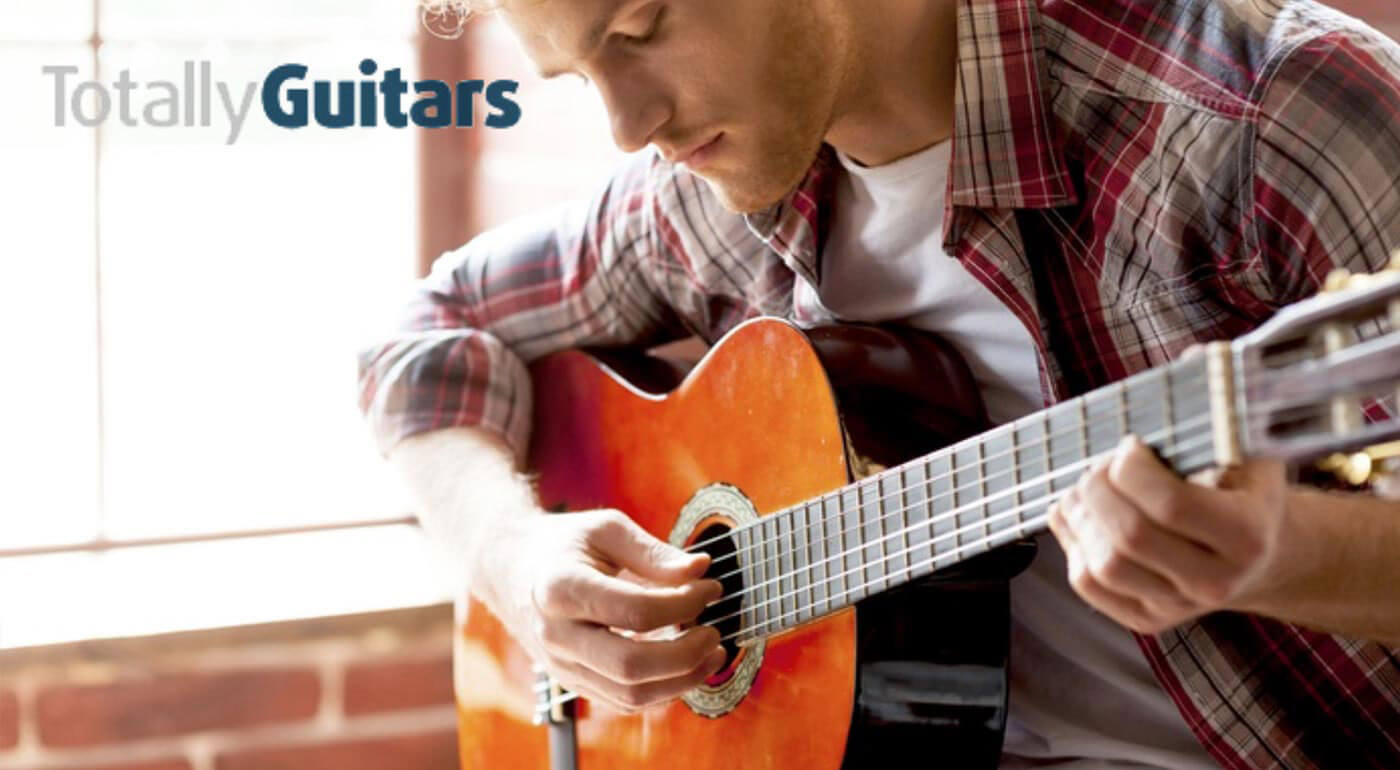 Online gitarový kurz v angličtine s profesionálnym gitaristom