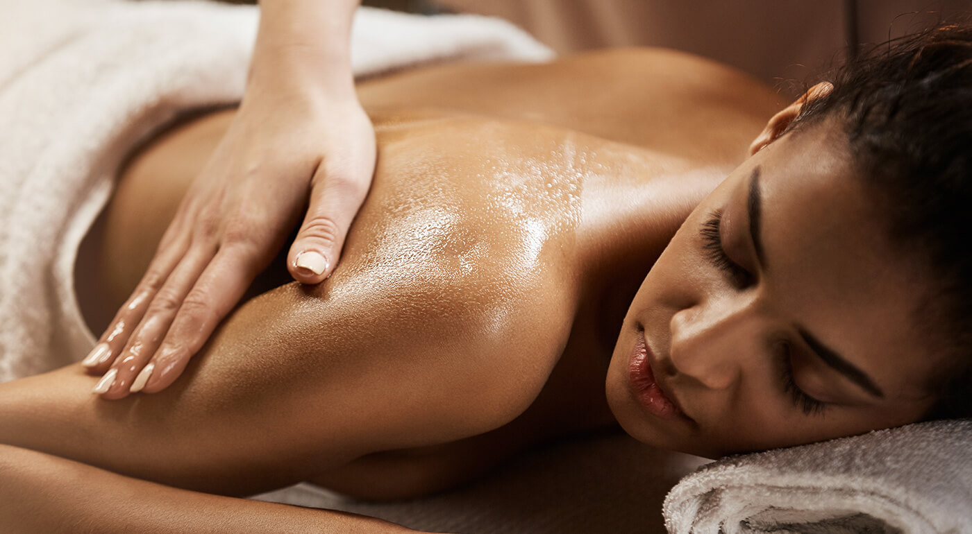 Blahodarná klasická masáž pre dámy: Dajte si premasírovať celé telo alebo problémové partie - chrbát a šiju