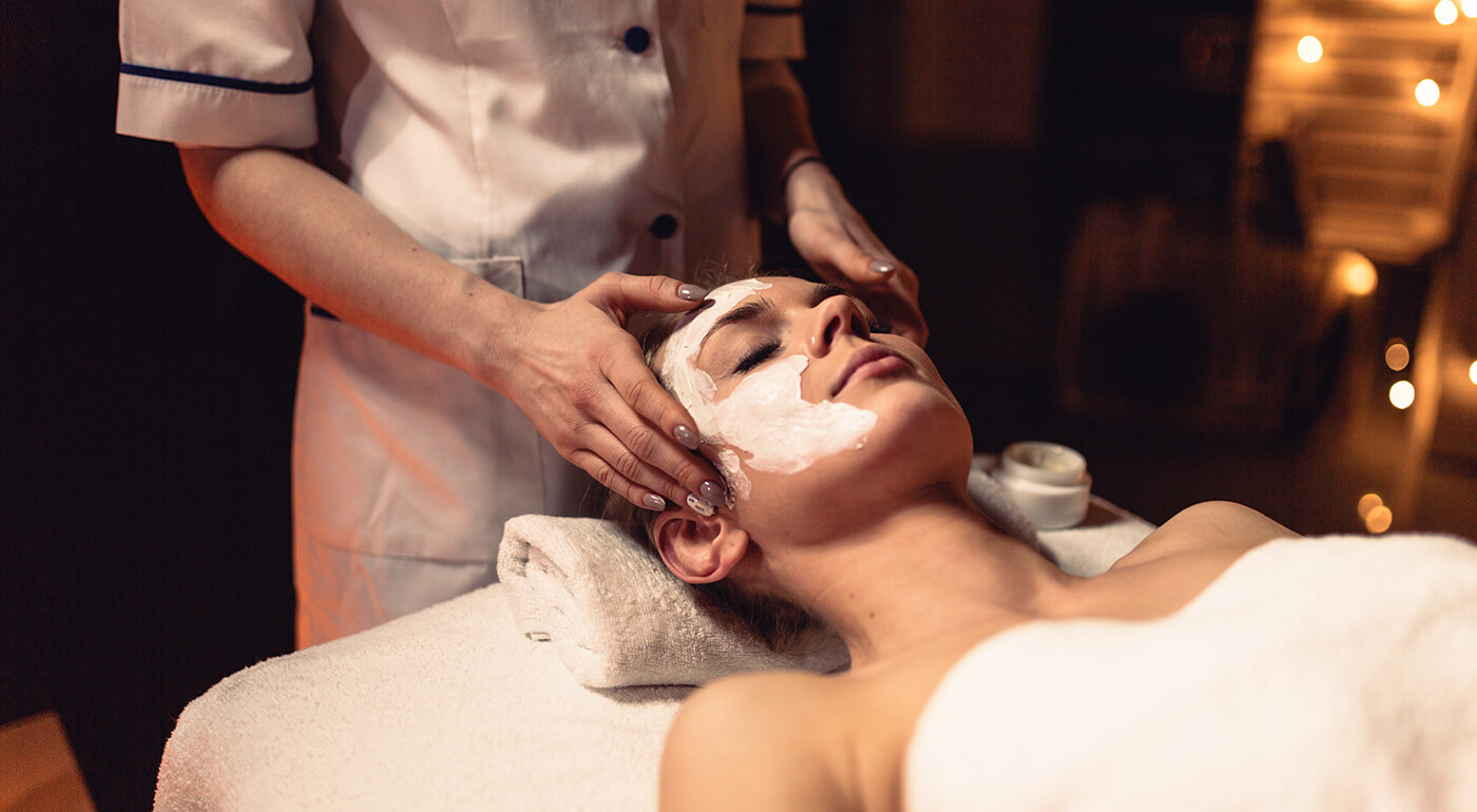 Aromatická masáž pre dámy: 30 alebo 60 minút oddychu aj s peelingom a maskou