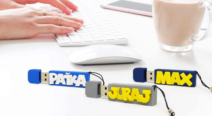 USB kľúč odteraz nebude nudná vecička, ktorú potrebujete ku každodennému životu. Zakúpte si na mieru vyrobený kľúč s vaším menom, prezývkou či logom firmy. Na výber máte kopec farieb :)