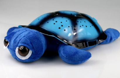 Hrajúca svietiaca korytnačka s otvorenými očkami - modrá