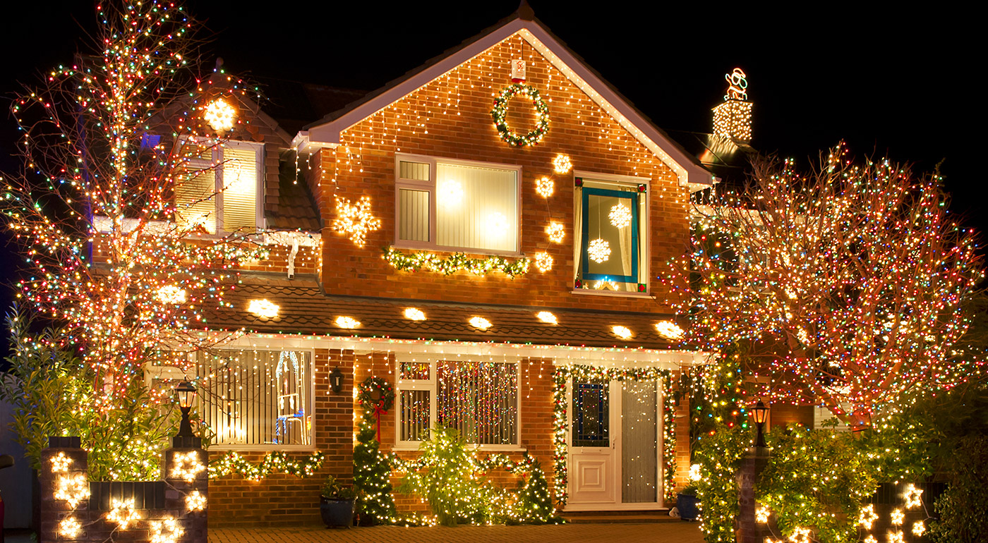 Vianočné ozdobné osvetlenie domu alebo svetelná záclona