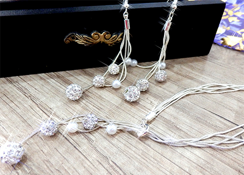 Set šperkov - visiace náušnice, náramok a náhrdelník, farba biela