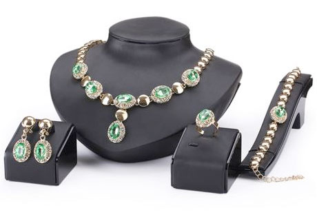 4 dielny set šperkov Queen zelený - náhrdelník, náušnice, náramok, prsteň